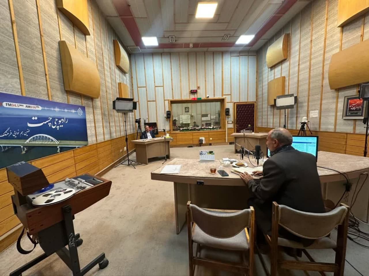 حضور استاندار آذربایجانغربی در برنامه زنده رادیویی "کندیمیز" صداوسیمای مرکز استان + تصاویر