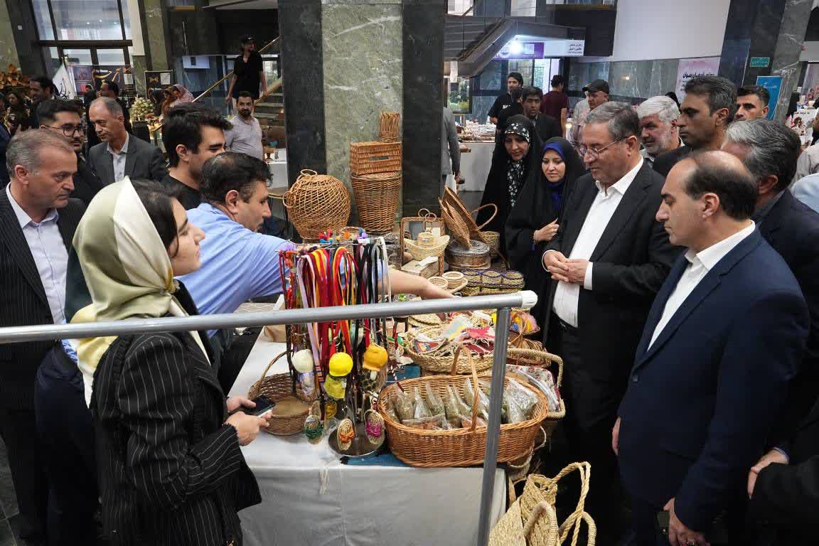 بازدید استاندار آذربایجان‌غربی از نمایشگاه صنایع‌دستی ارومیه + تصاویر