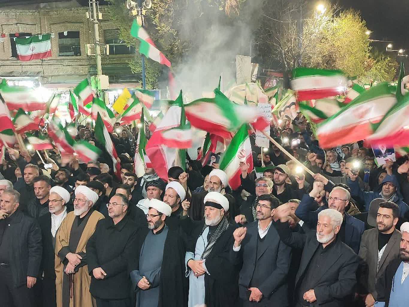 تداوم تجمع شبانه مردم ارومیه و برگزاری آیین چهلم شهدای دانش‌آموز میناب