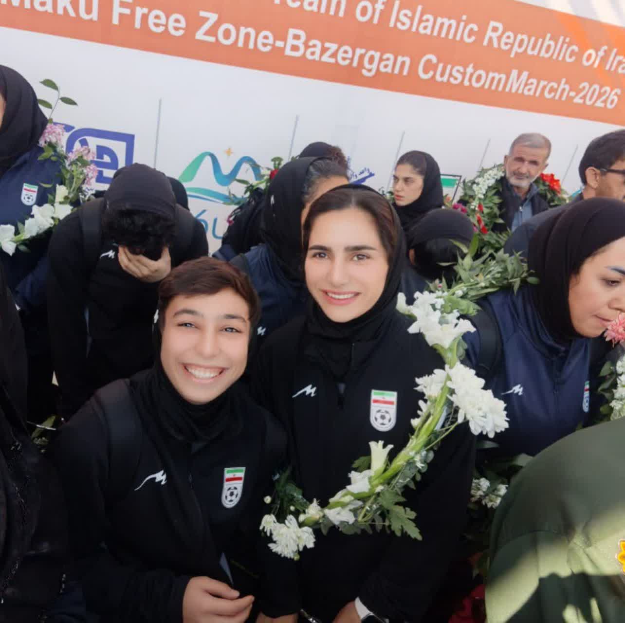 ورود کاروان تیم ملی فوتبال بانوان ایران به آذربایجان‌غربی + تصاویر