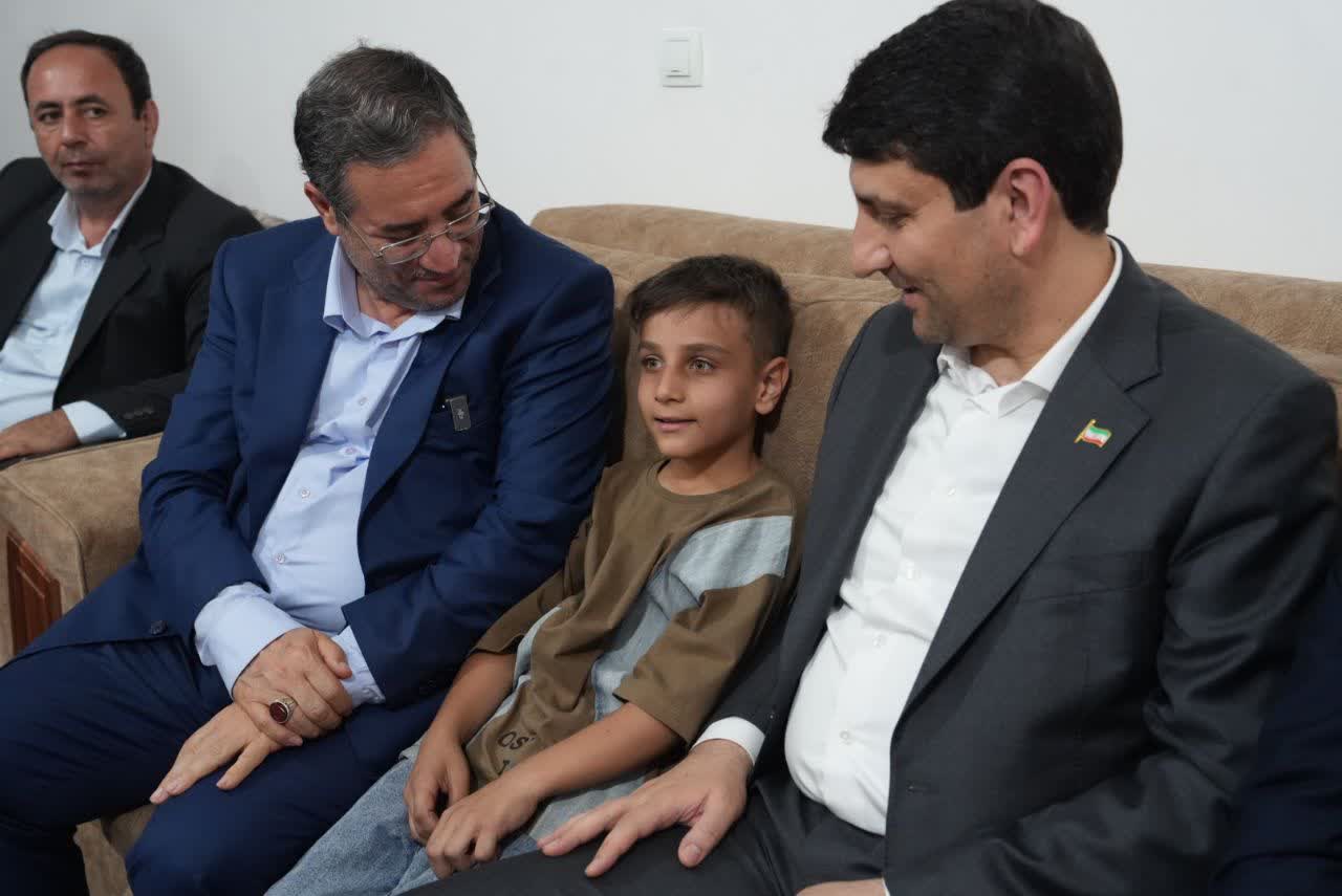 دیدار وزیر ارتباطات و فناوری اطلاعات با خانواده شهید سردار نارنجی + تصاویر