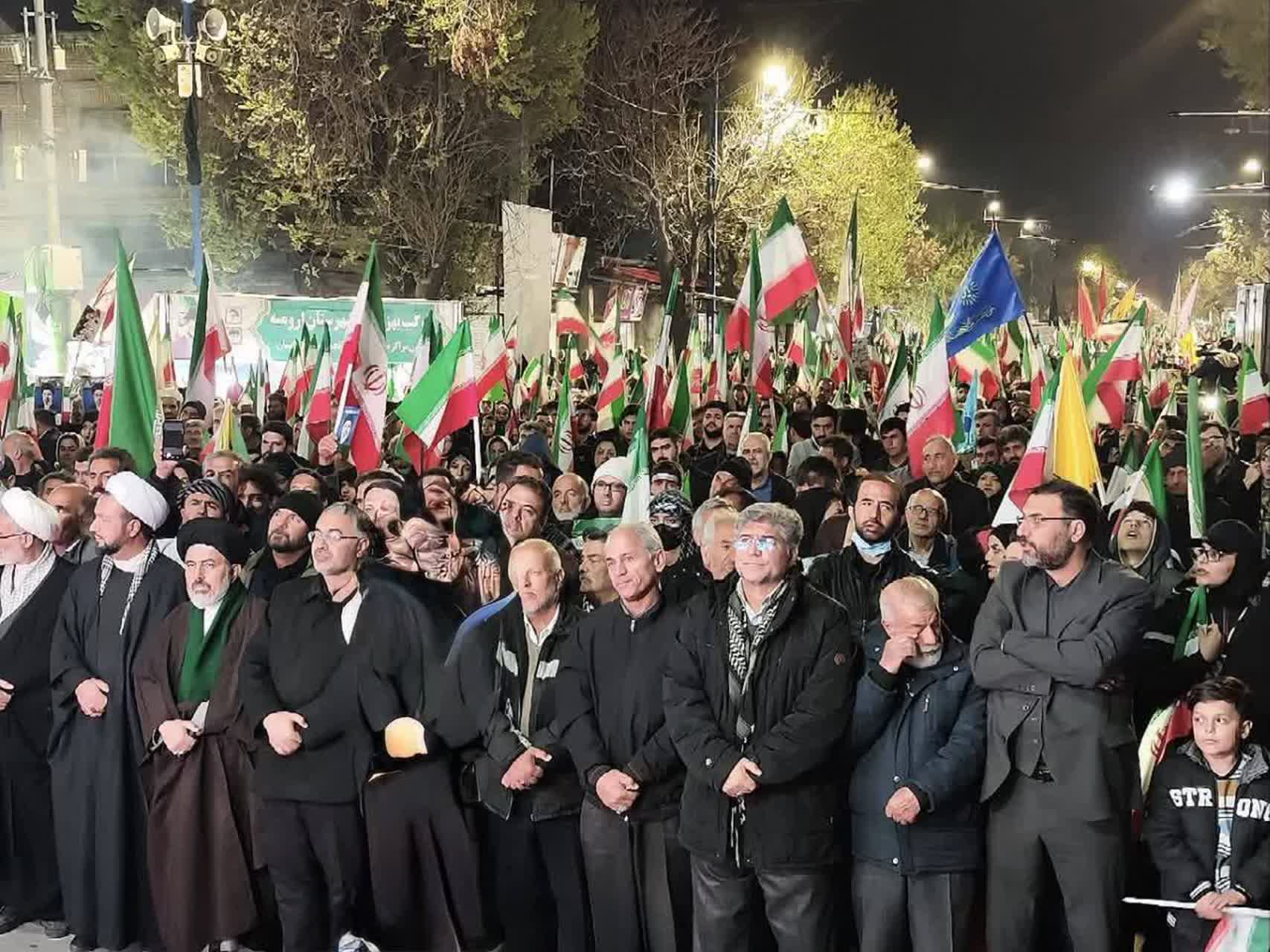 استمرار تجمع شبانه مردم ارومیه، اقامه نماز استغاثه توسط نمازگزاران باایمان + تصاویر