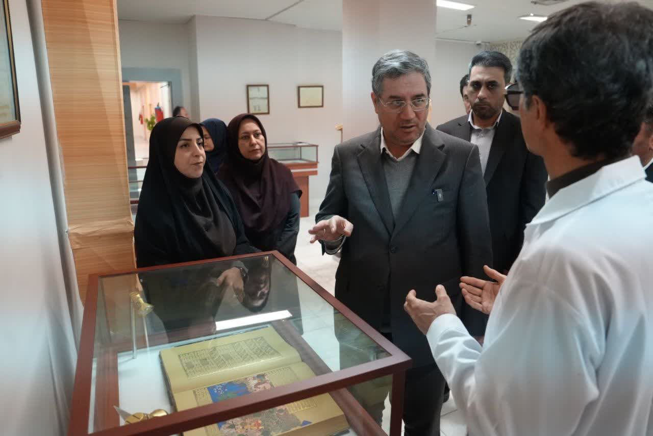 بازدید استاندار آذربایجانغربی از بخشهای مختلف کتابخانه مرکزی ارومیه + تصاویر