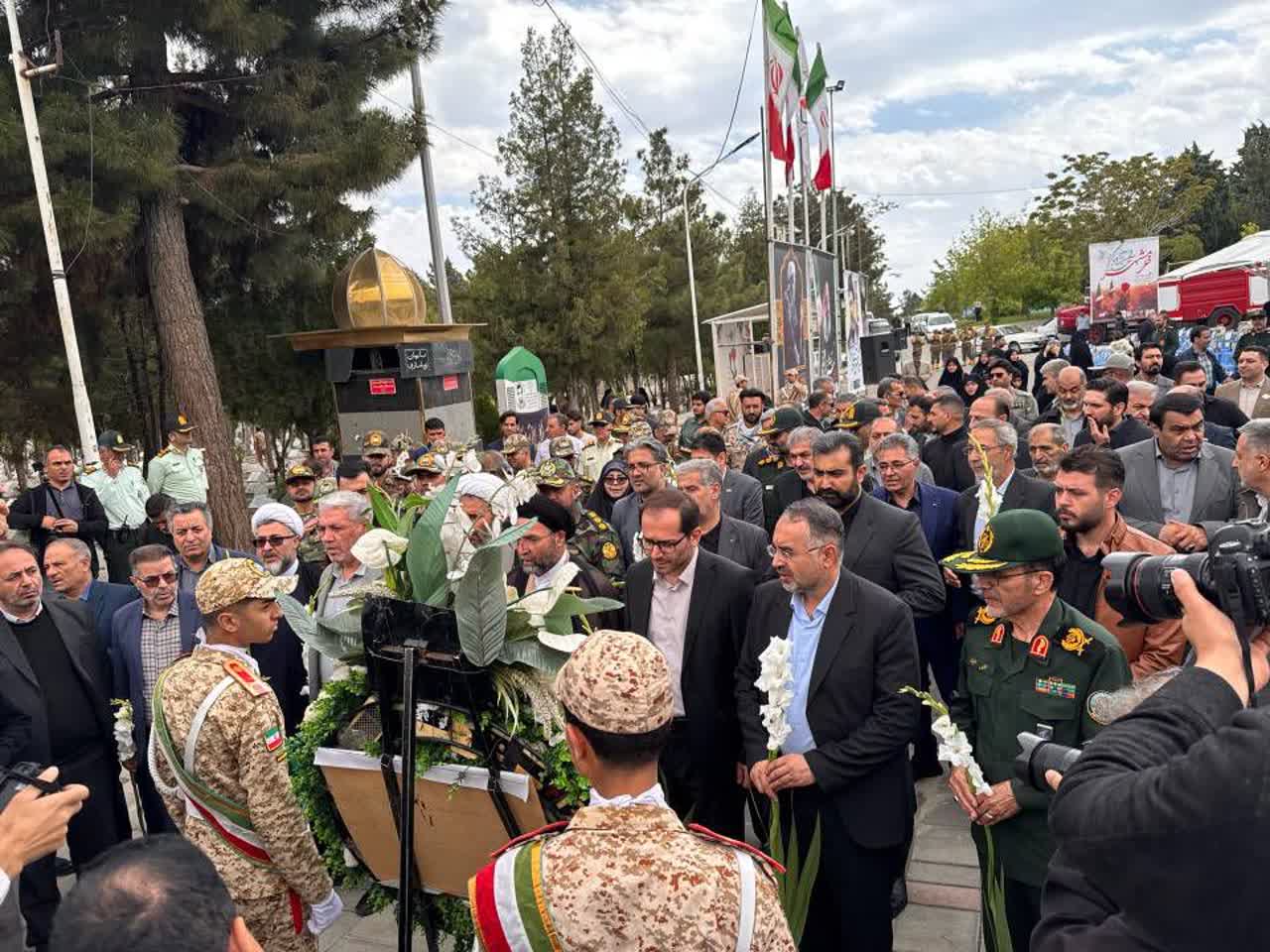 غبارروبی و عطرافشانی گلزار مطهر شهدا به مناسبت گرامیداشت سالروز آزادسازی خرمشهر و سالگرد رحلت مجاهد نستوه حجتالاسلام حسنی امام جمعه فقید ارومیه