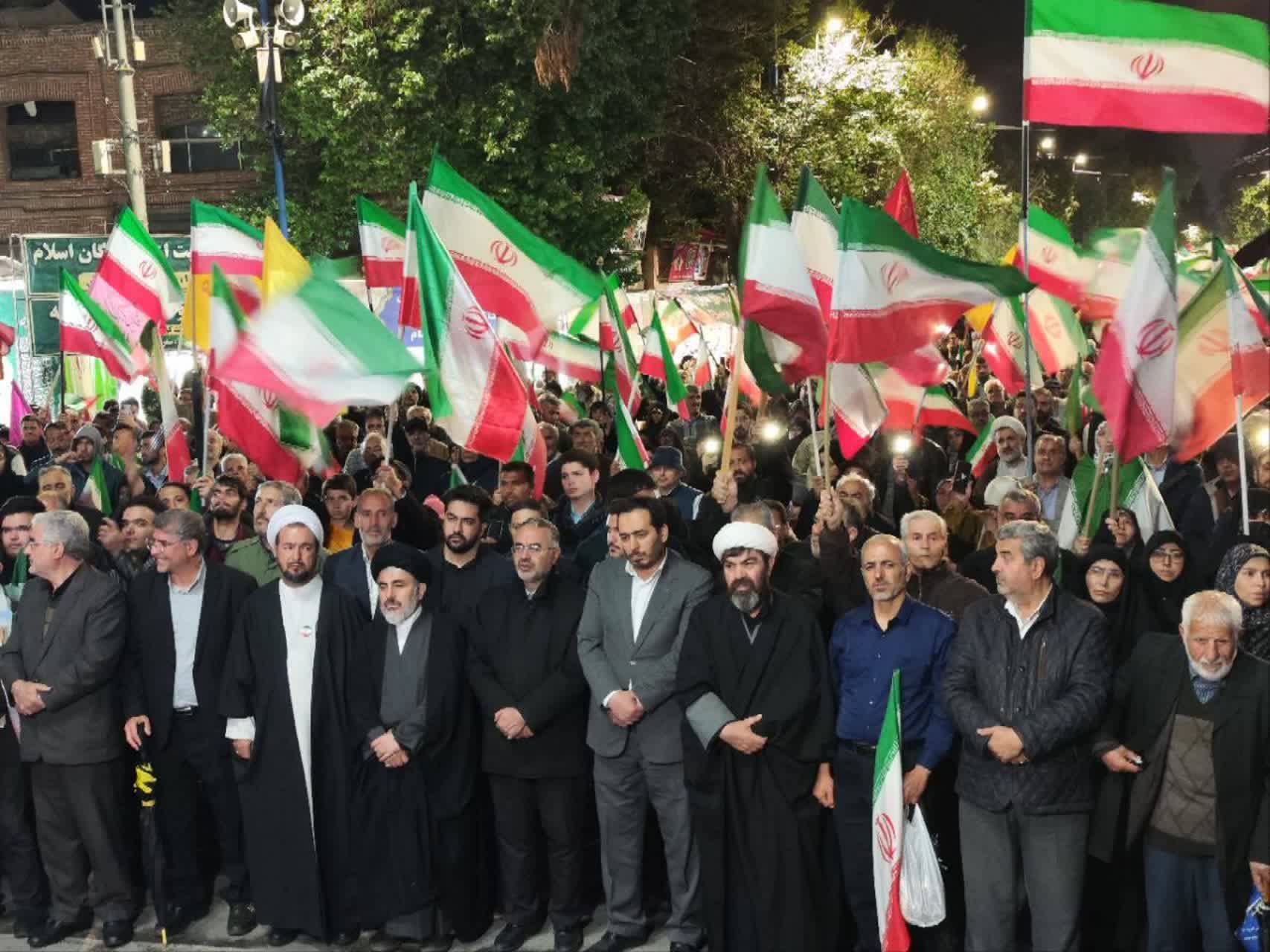 تداوم اجتماع شبانه و جلوه هایی از عزت و سربلندی مردم ارومیه در دفاع از ایران اسلامی