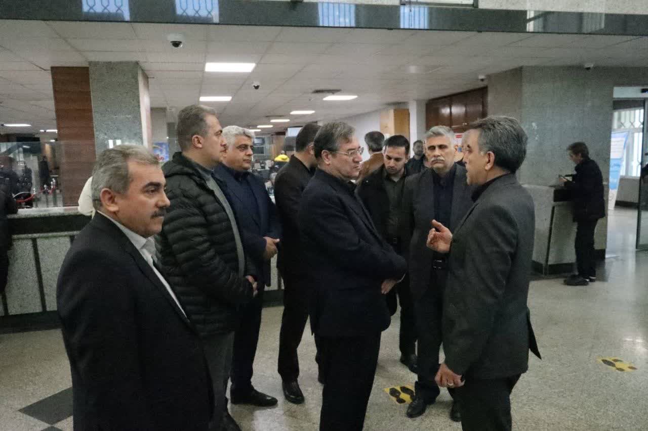 بازدید استاندار آذربایجان‌غربی از شعبه  بانک ملی در ارومیه