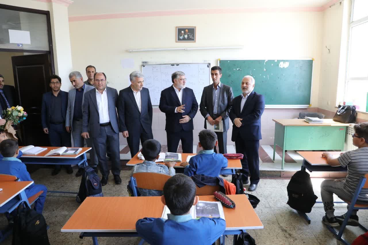آلبوم تصویری / حضور استاندار آذربایجانغربی در جمع معلمان مدرسه شهید عبدیلی