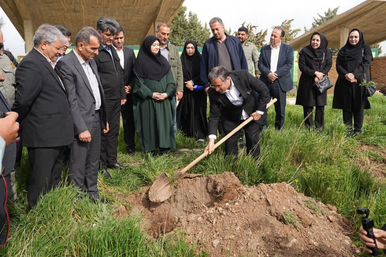 بازدید معاون رئیس‌جمهور و استاندار آذربایجان‌غربی از مجتمع تحقیقاتی رشکان + تصاویر