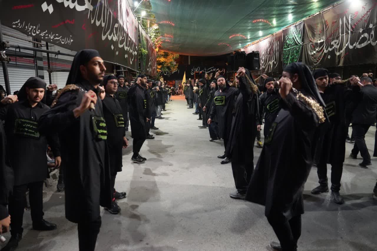 برگزاری آیین عزاداری شب عاشورای شهادت اباعبدالله الحسین (ع) در مسجد حاج جواد ارومیه + تصاویر