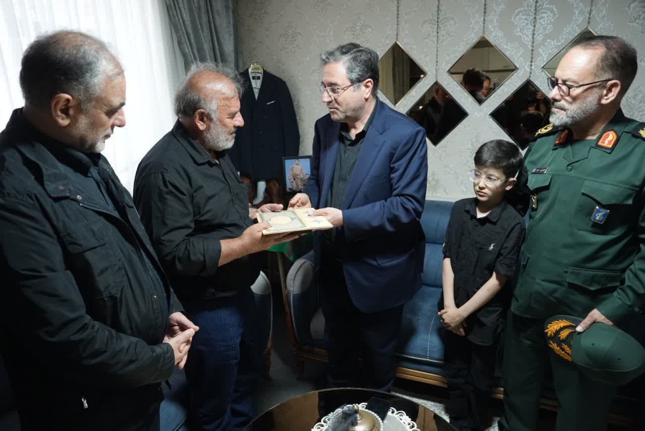 تکریم خانواده شهدای اقتدار ایران در ارومیه + تصاویر