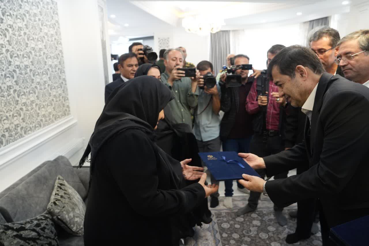 دیدار وزیر ورزش و جوانان و استاندار آذربایجانغربی با خانواده شهید حیدری + تصاویر