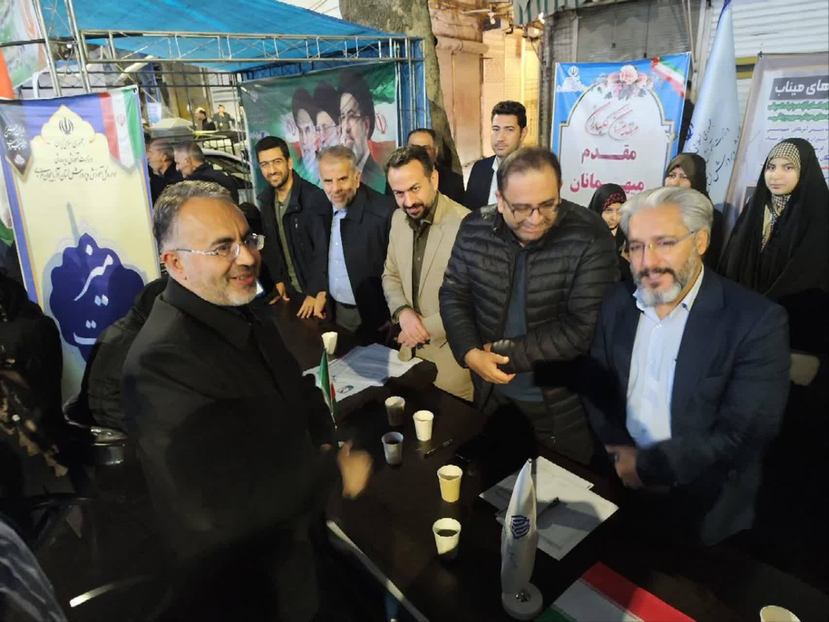 برپایی میز خدمت با حضور مدیران دستگاه های اجرایی و خدمات رسان در حاشیه تجمع مردمی + تصاویر