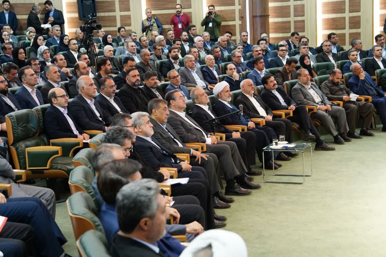 آلبوم تصویری / نشست رئیسجمهور پزشکیان با سرمایهگذاران و فعالان اقتصادی آذربایجانغربی