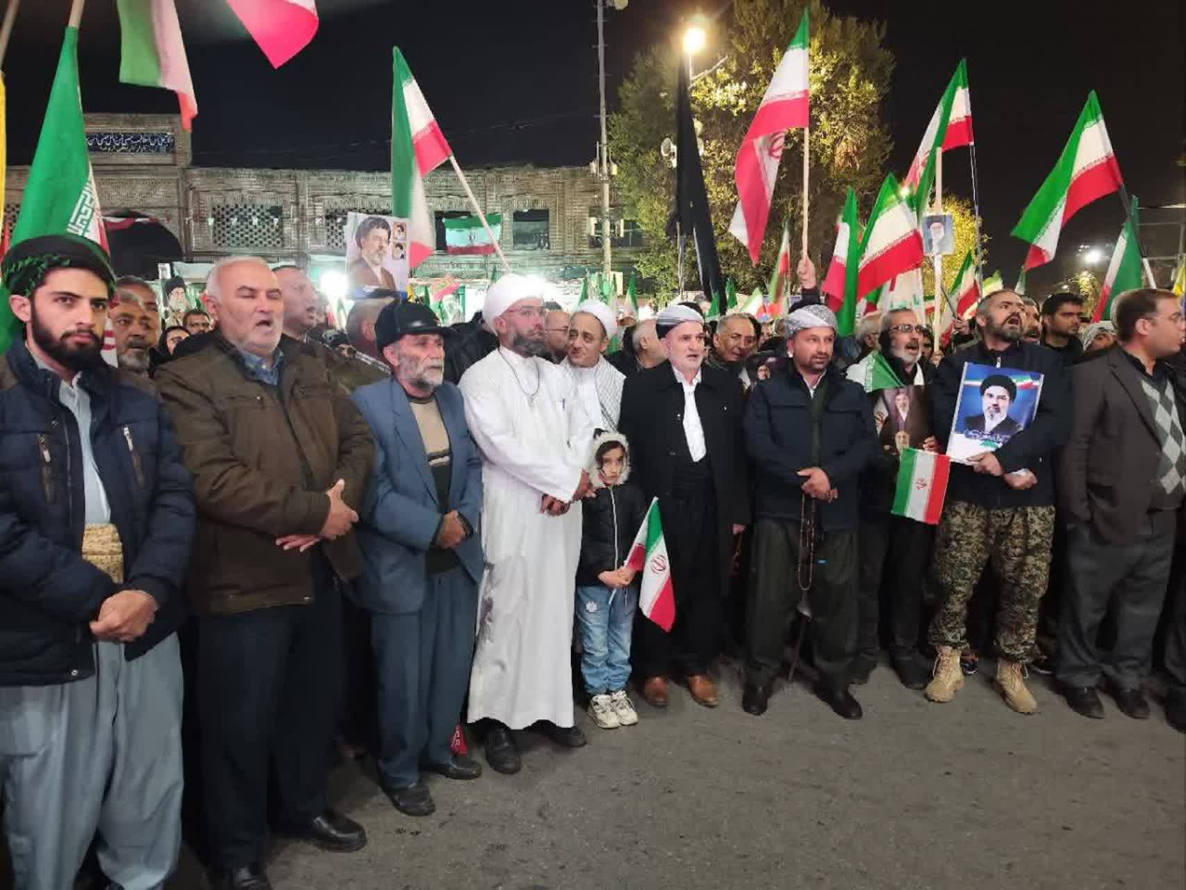 تداوم ایستادگی و مقاومت در اجتماع شبانه مردم ارومیه + تصاویر