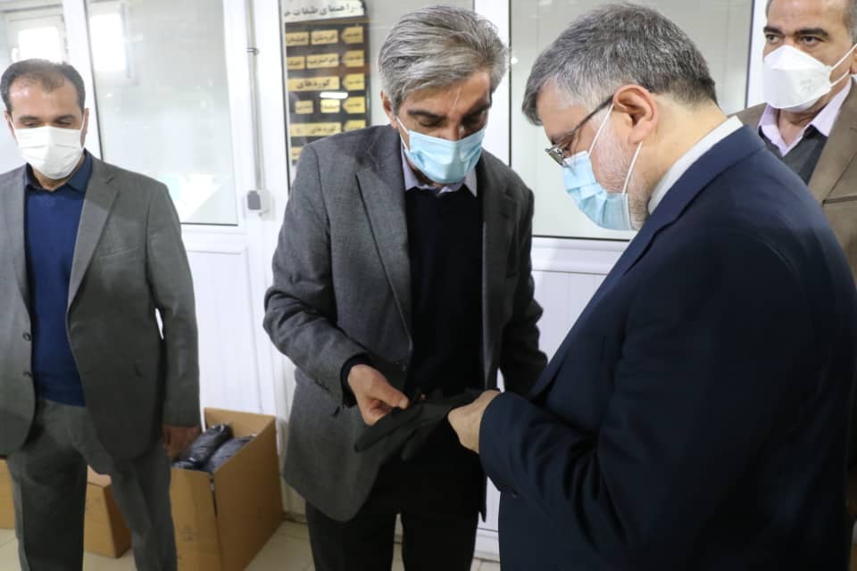 بازدید محمدصادق معتمدیان، استاندار آذربایجان غربی از شرکت دستکش حریر ایران در ارومیه