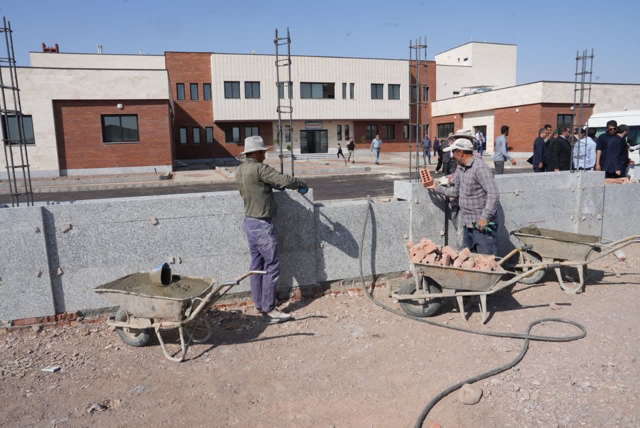 بازدید استاندار آذربایجانغربی از مجتمع ادارات شهرستان باروق + تصاویر