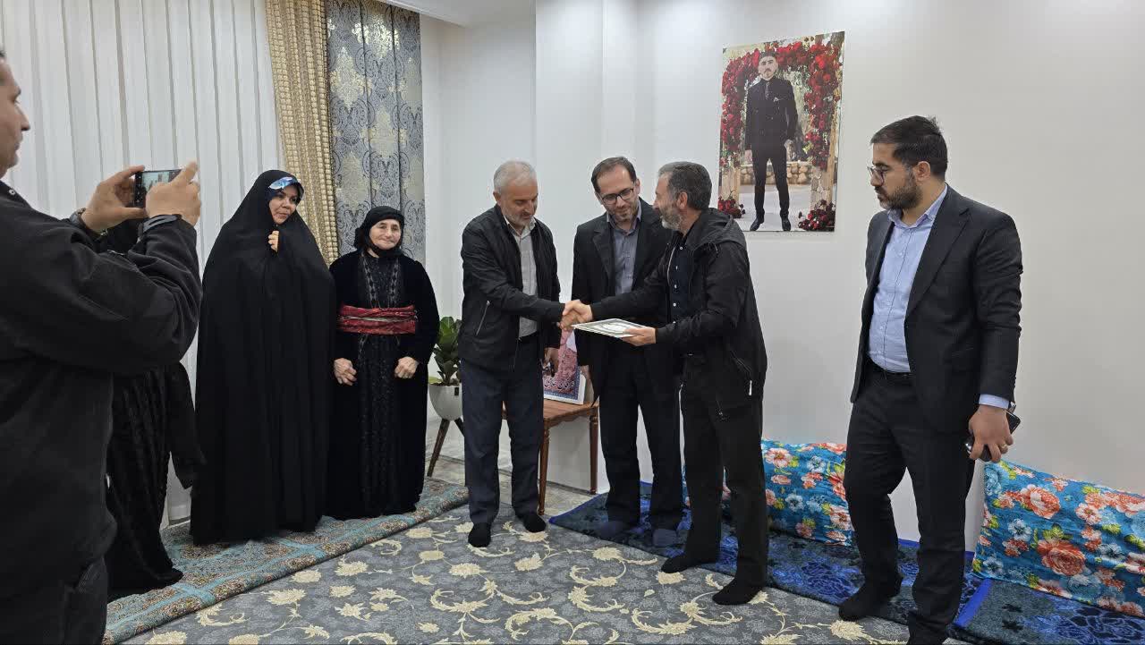 دیدار معاون استاندار آذربایجان‌غربی با خانواده‌های معزز شهدای جنگ رمضان در ماکو + تصاویر
