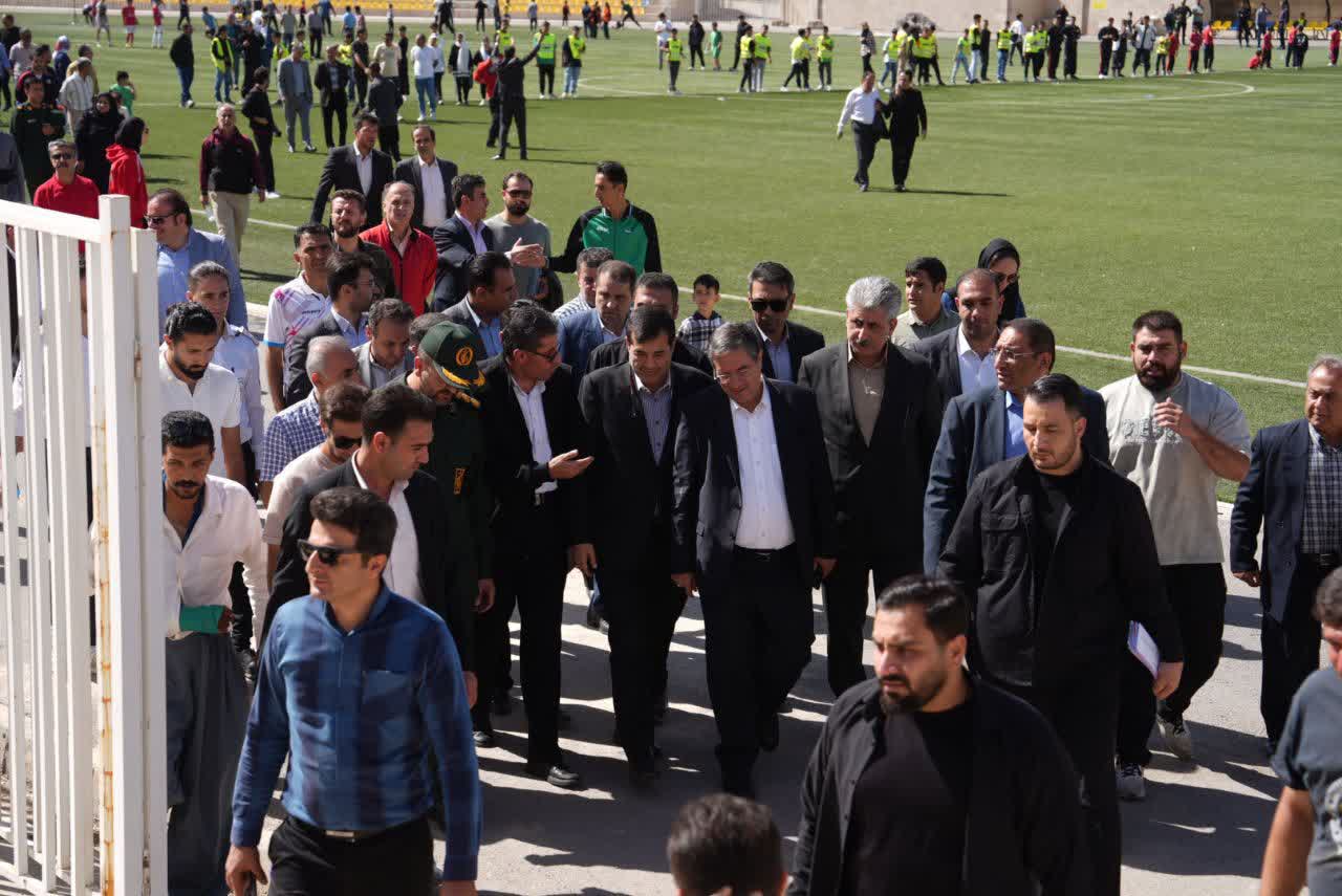 بازدید وزیر ورزش و جوانان و استاندار آذربایجانغربی از ورزشگاه آزادی مهاباد + تصاویر