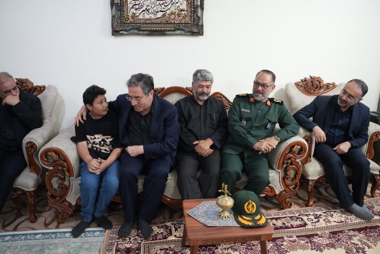 تکریم خانواده شهدای اقتدار ایران در ارومیه + تصاویر