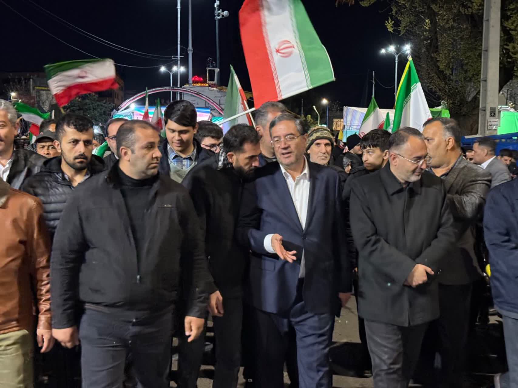 حضور شبانه استاندار آذربایجان‌غربی در میان مردم و بازدید از موکب‌های مستقر در ارومیه + تصاویر