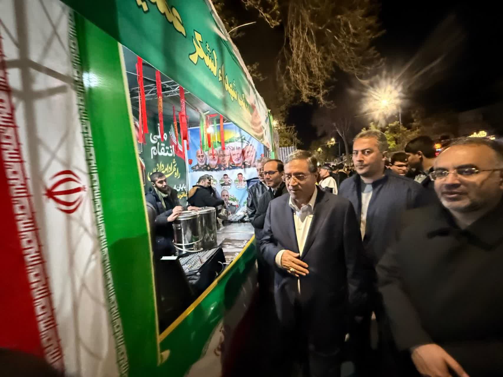 حضور شبانه استاندار آذربایجان‌غربی در میان مردم و بازدید از موکب‌های مستقر در ارومیه + تصاویر