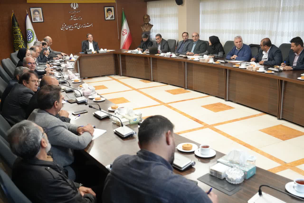 برگزاری جلسه ساماندهی واحدهای صنعتی و خدماتی برداشت نمک از بستر دریاچه ارومیه + تصاویر