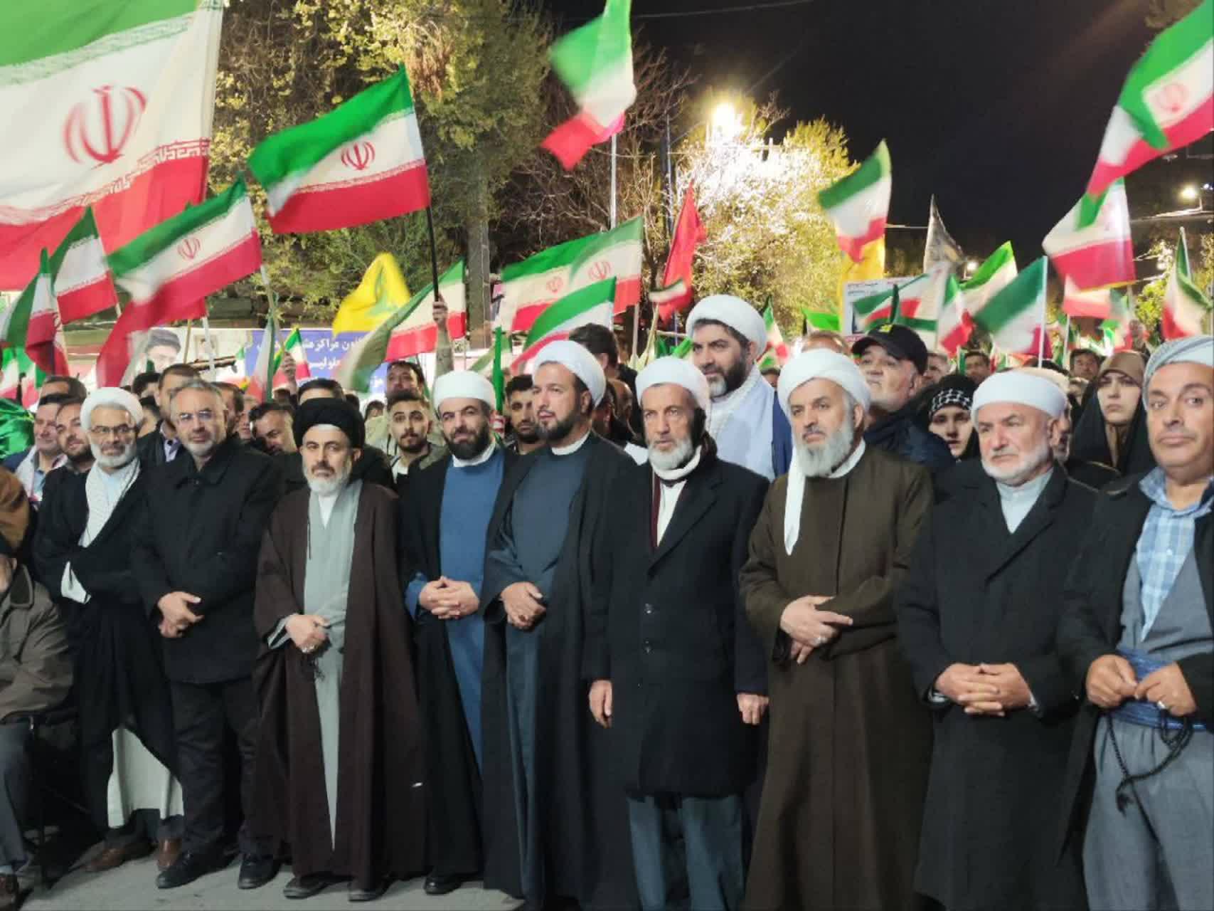 تداوم حضور شبانه مردم در خیابان/ اتحاد آهنین و قدرتمند اقشار مختلف مردم ارومیه در تجمعات شبانه بر علیه متجاوزین جنایتکار