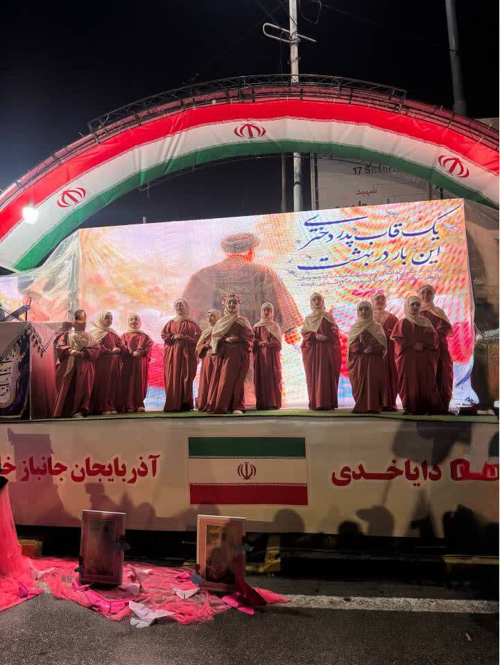 تداوم حضور گسترده مردم ارومیه در تجمع شبانه / حضور دختران مدافع وطن در آستانه روز دختر از جلوه های ویژه امشب بود