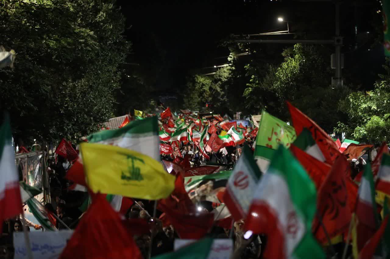 تداوم اجتماع دشمنستیز مردم ارومیه در خیابانها برای حفظ و تقویت همبستگی اجتماعی و تجدید پیمان با آرمانهای والای شهدا