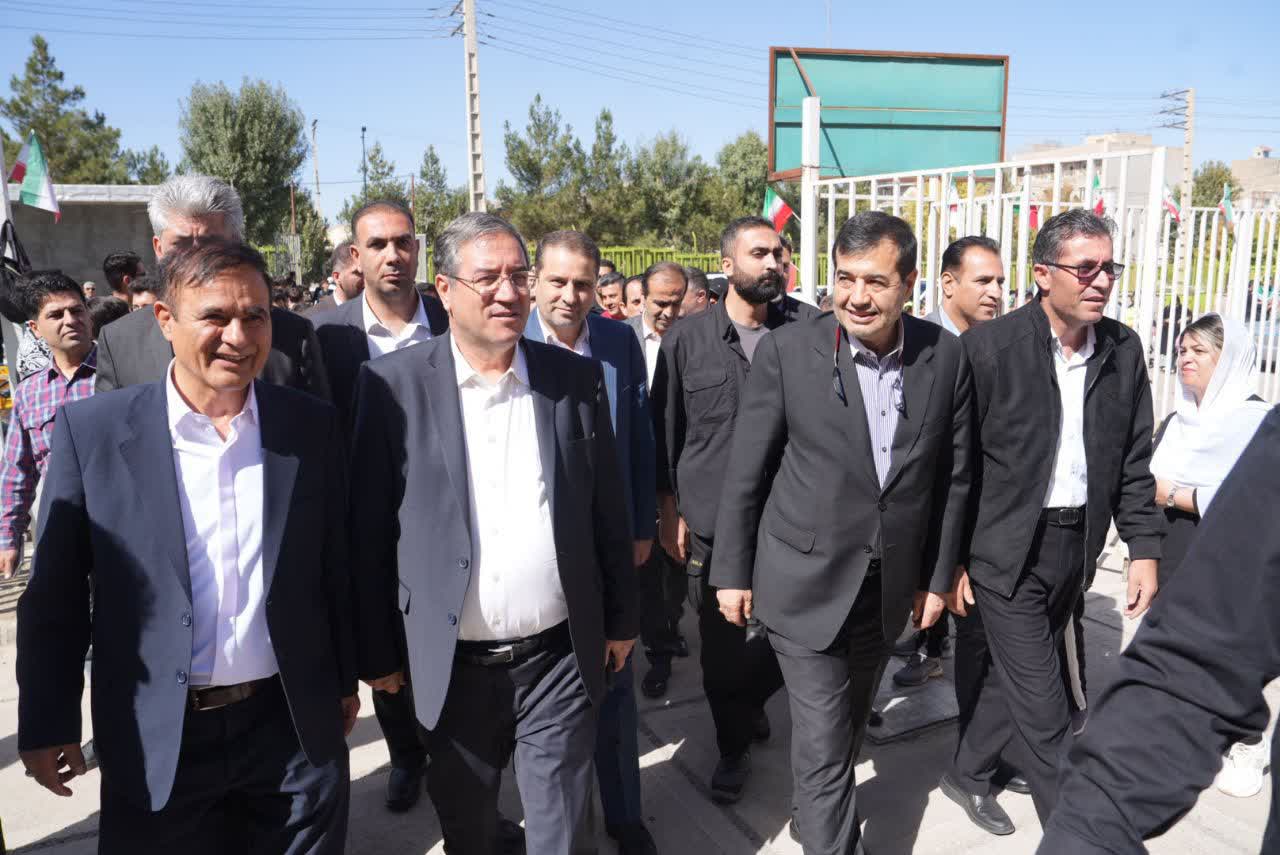بازدید وزیر ورزش و جوانان و استاندار آذربایجانغربی از ورزشگاه آزادی مهاباد + تصاویر