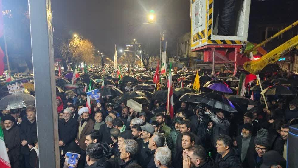 تداوم تجمع شبانه مردم ارومیه در زیر باران