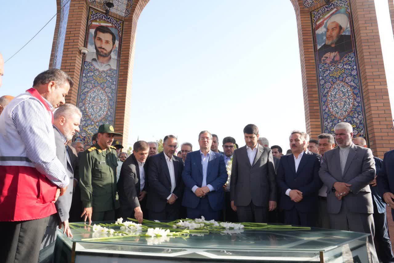 ادای احترام وزیر ارتباطات و فناوری اطلاعات به مقام شامخ شهدای ارومیه + تصاویر