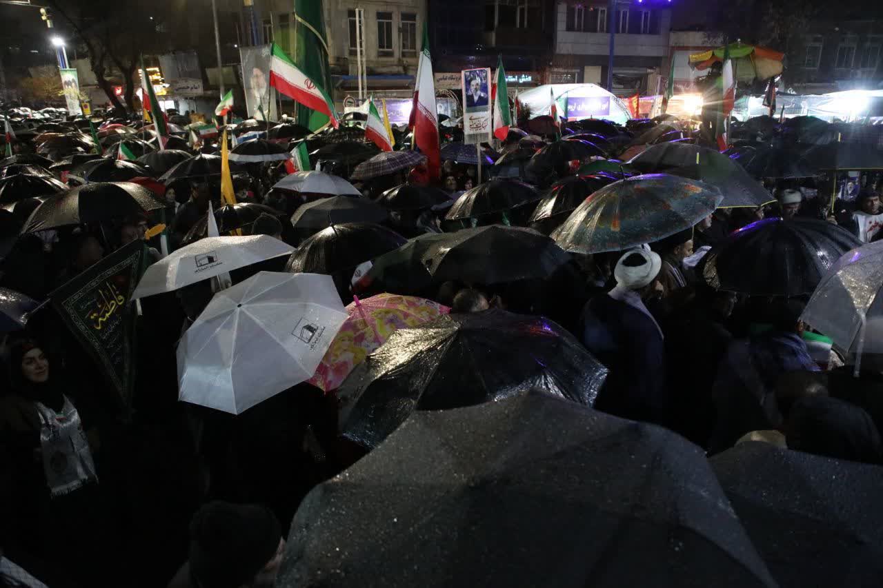 تجمع شبانه مردم ارومیه در ششمین روز از سال جدید زیر بارش باران + تصاویر