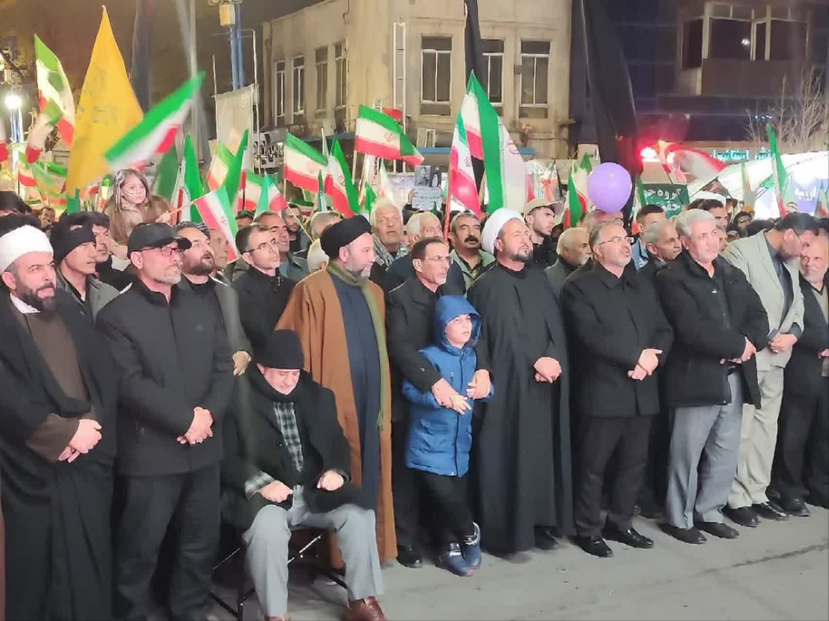 حضور شبانه مردم در خیابان‌ها و میادین اصلی شهر نماد ایستادگی و صلابت