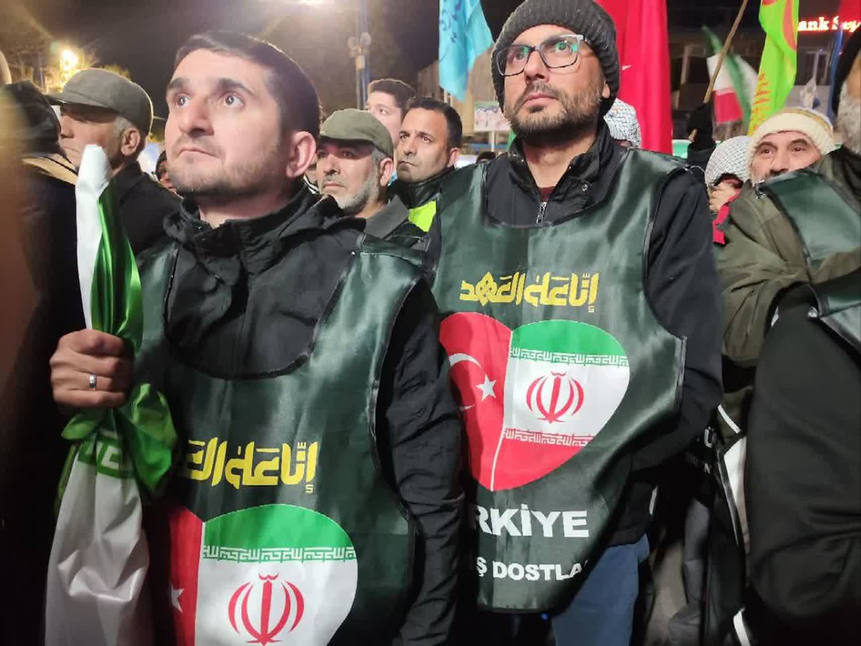 تداوم تجمع شبانه مردم ارومیه؛ سنگر خیابان در قراری دیگر همچنان پرشور و گسترده