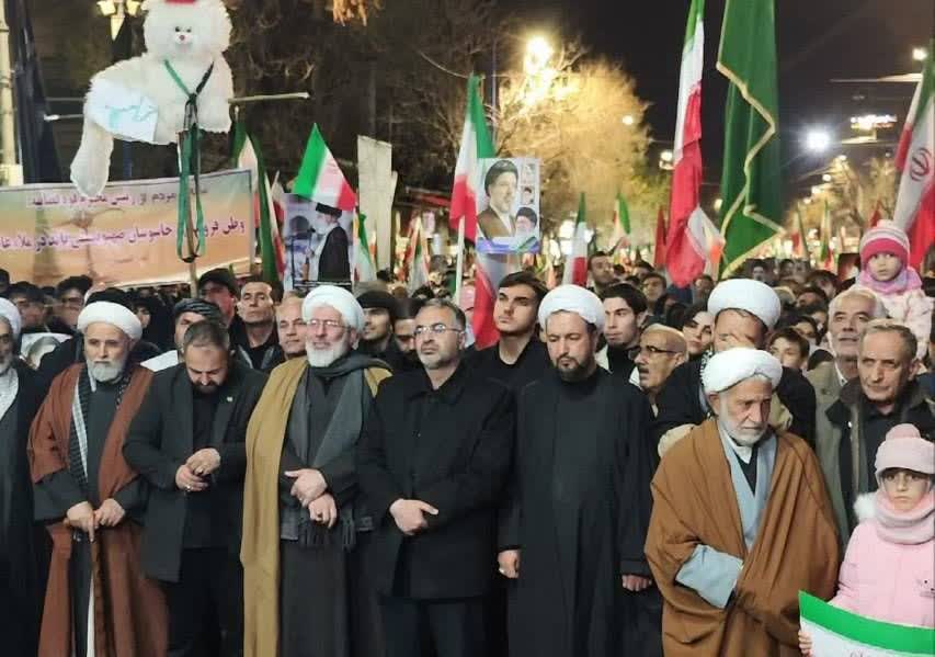 ادامه تجمع شبانه مردم مردم ولایت‌مدار و انقلابی ارومیه