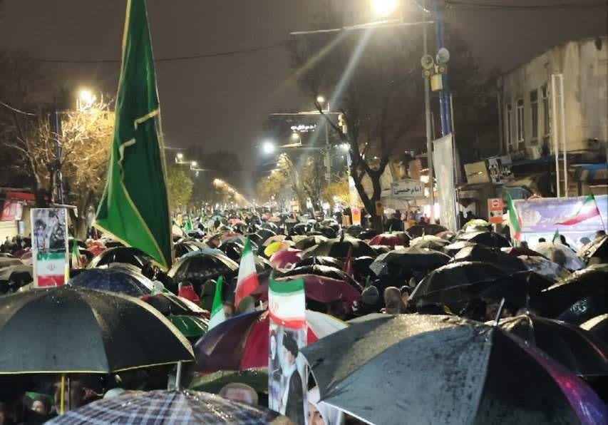 تجمع شبانه مردم ارومیه در ششمین روز از سال جدید زیر بارش باران + تصاویر