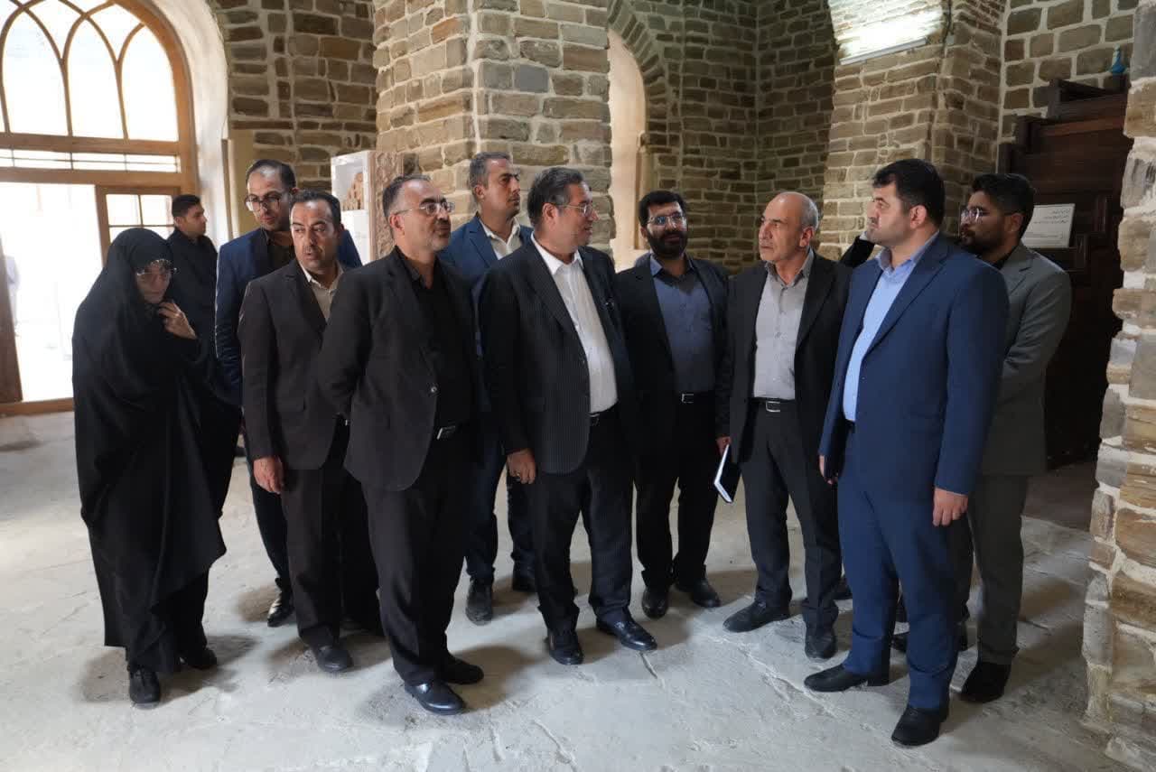 اقامه نماز ظهر و بازدید استاندار آذربایجانغربی از مسجد جامع ارومیه + تصاویر