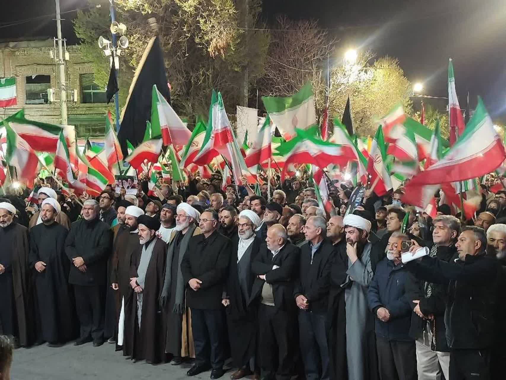 تداوم اجتماع شبانه مردم ارومیه در پاسداری از ارزش‌های نظام و انقلاب