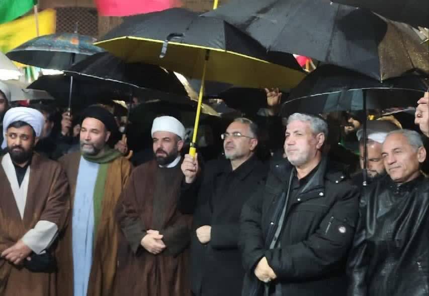 تجمع شبانه مردم ارومیه در ششمین روز از سال جدید زیر بارش باران + تصاویر