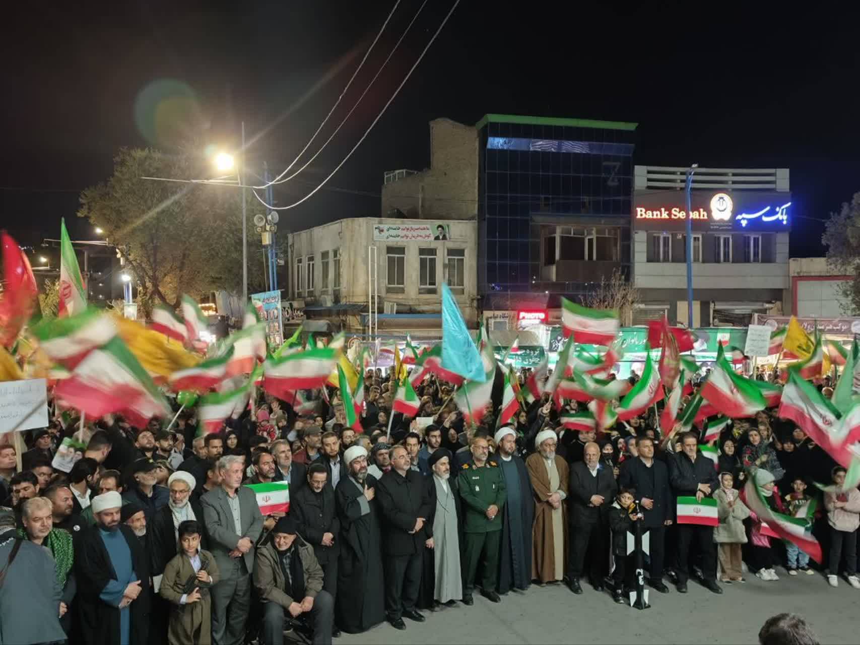 استمرار اجتماع شبانه مردم ارومیه / مردم غیور و فهیم قهرمانان میدان، افتخارآفرینان ملی + تصاویر