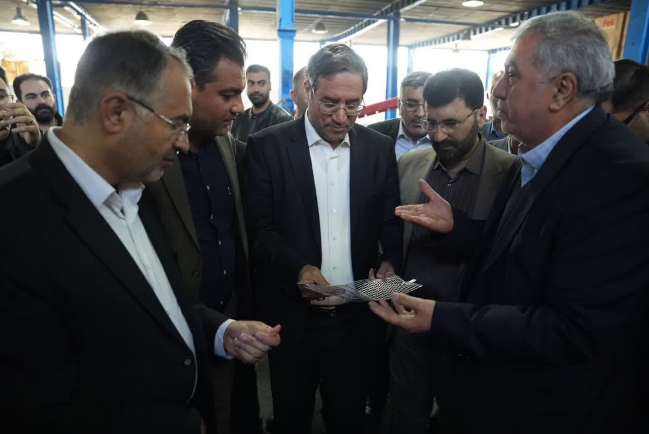 بازدید استاندار آذربایجانغربی از بخشهای مختلف شرکت تولیدی آذرباتری ارومیه + تصاویر