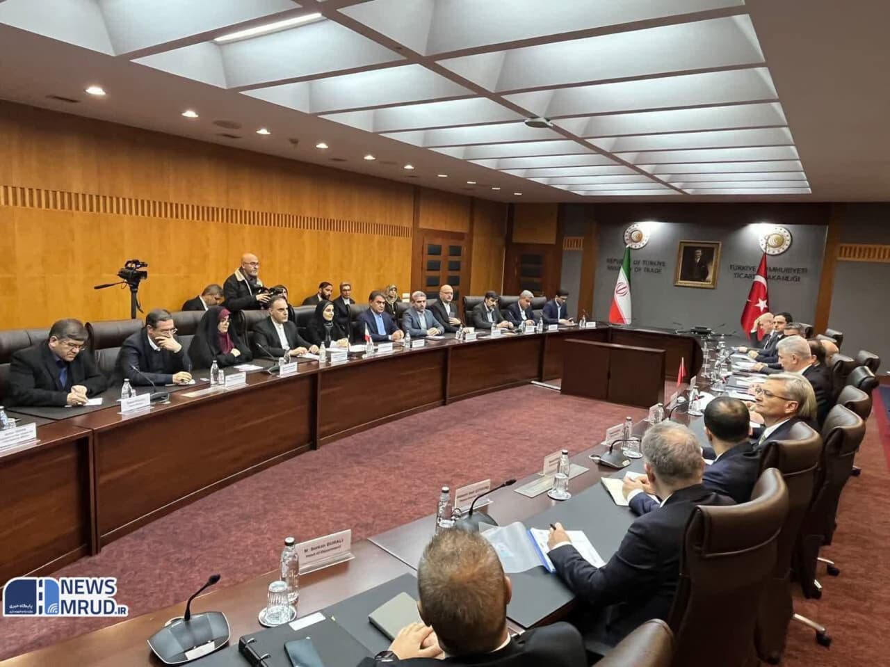 حضور استاندار آذربایجانغربی در نشست وزیر راه و شهرسازی کشورمان با وزیر تجارت ترکیه + تصاویر