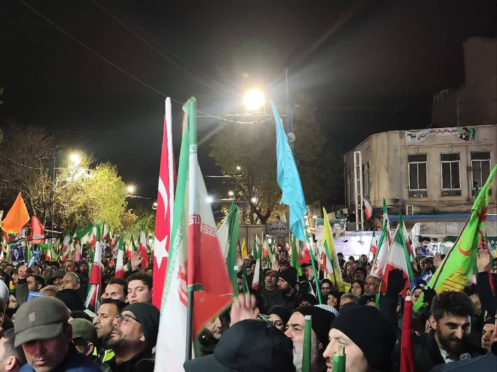 تداوم تجمع شبانه مردم ارومیه؛ سنگر خیابان در قراری دیگر همچنان پرشور و گسترده