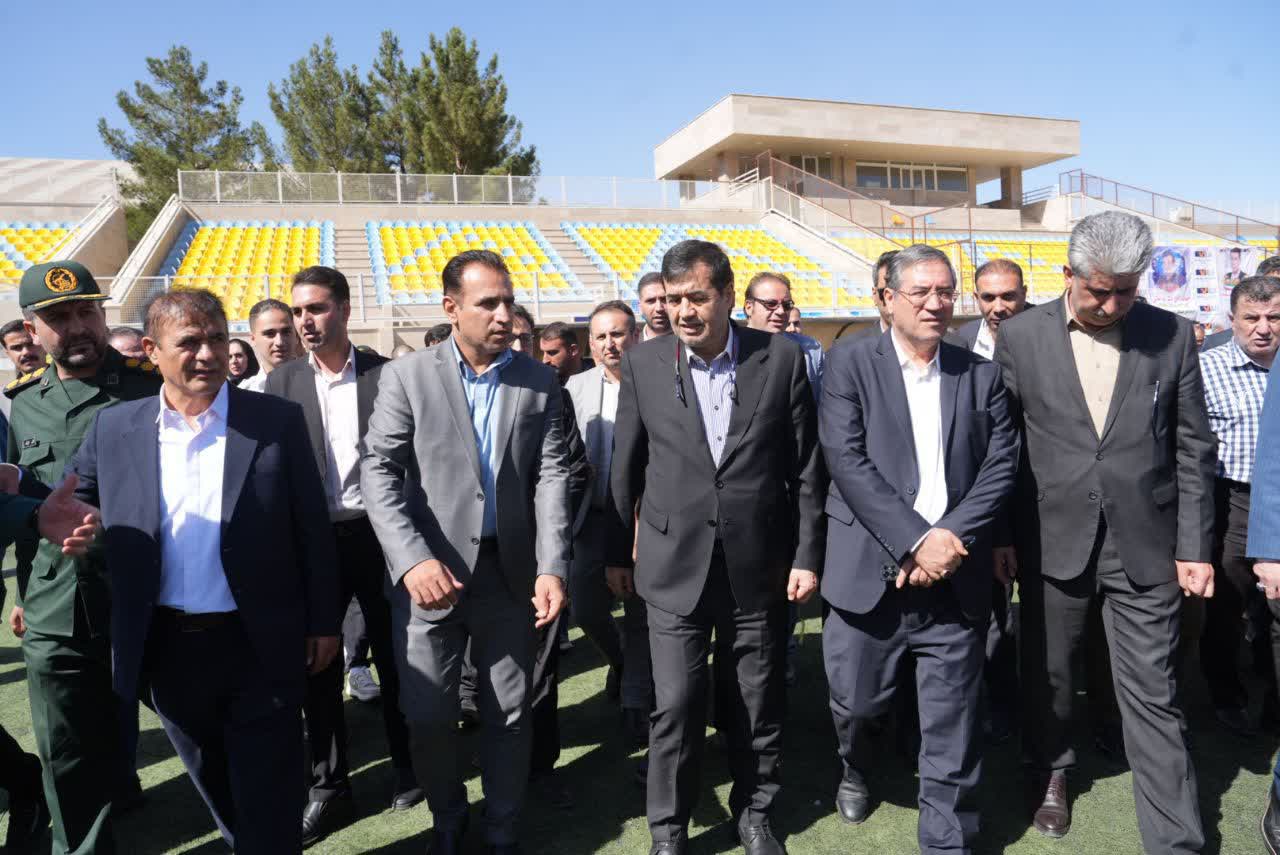 بازدید وزیر ورزش و جوانان و استاندار آذربایجانغربی از ورزشگاه آزادی مهاباد + تصاویر