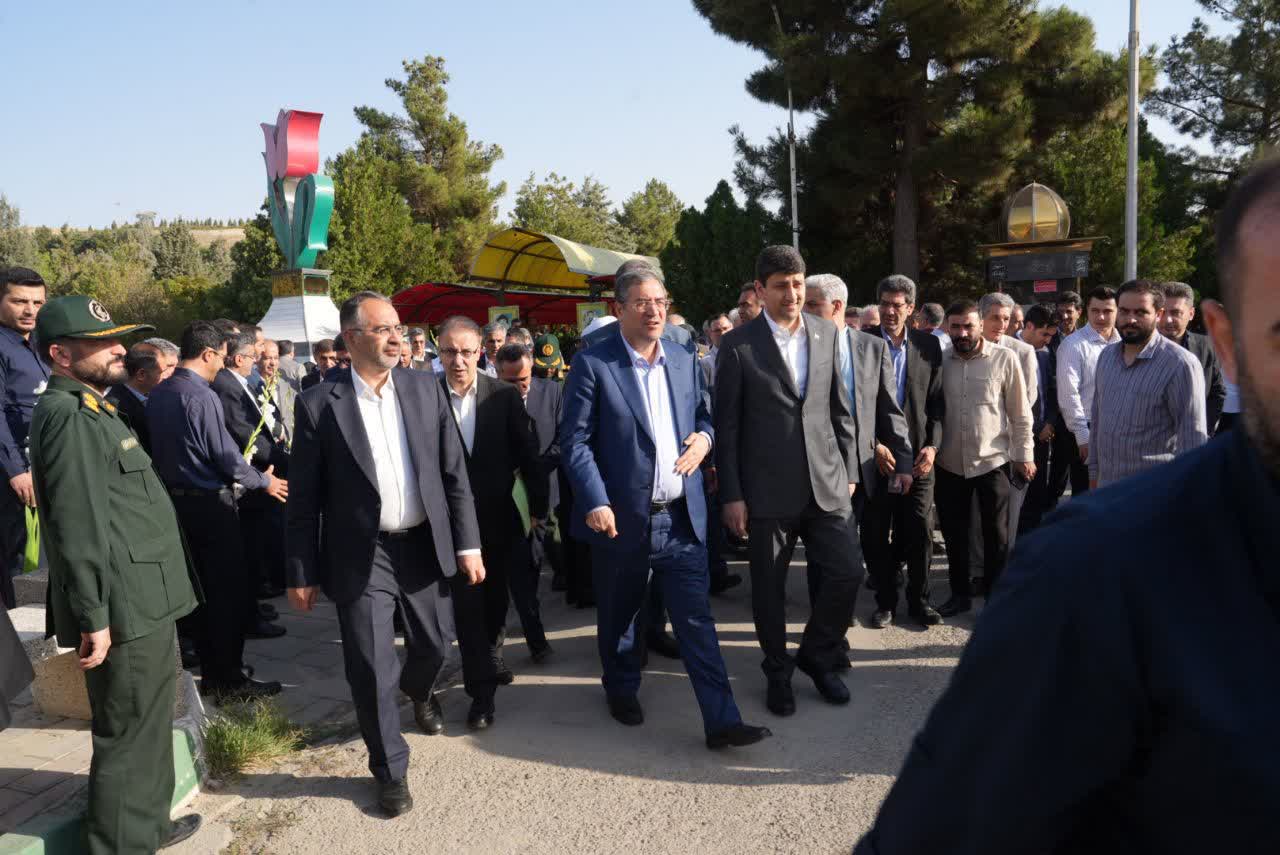 ادای احترام وزیر ارتباطات و فناوری اطلاعات به مقام شامخ شهدای ارومیه + تصاویر