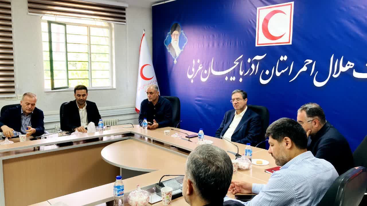 حضور استاندار آذربایجانغربی در مرکز کنترل و هماهنگى عملیات جمعیت هلالاحمر استان + تصاویر