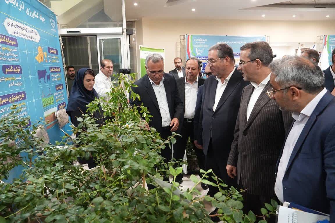 بازدید معاون رئیس‌جمهور و استاندار آذربایجان‌غربی از نمایشگاه دستاوردهای دستگاه‌های اجرایی + تصاویر