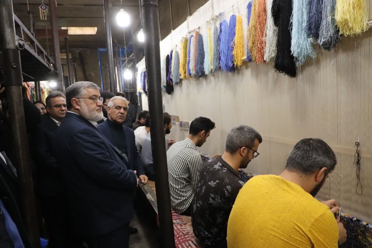 بازدید استاندار آذربایجان غربی از کارگاه تولیدی فرش دستبافت در ارومیه + تصاویر