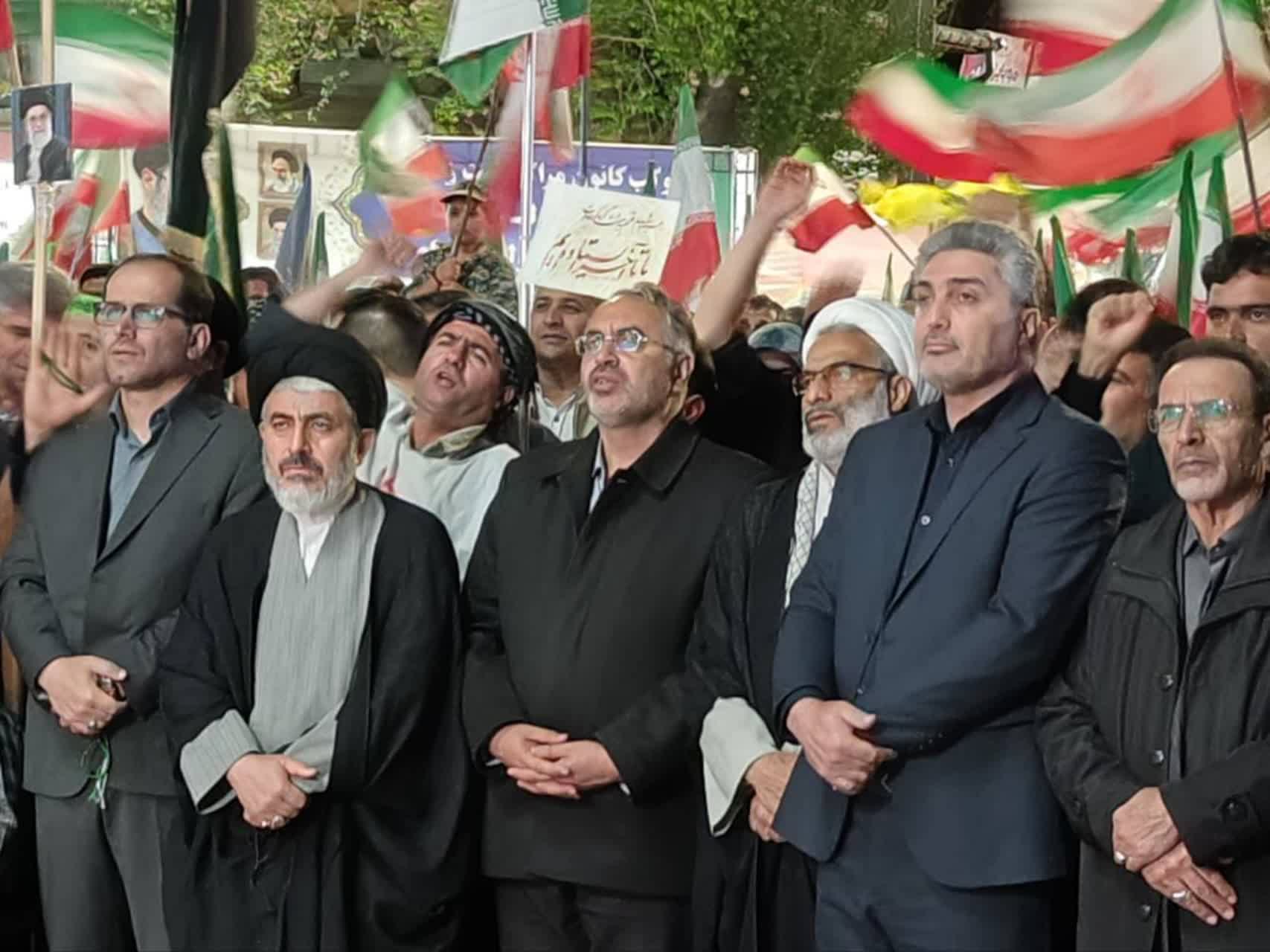 تداوم اجتماع شبانه مردم ارومیه / عزت ایران اسلامی حاصل تفکر انقلابی، حضور و همراهی مردم + تصاویر